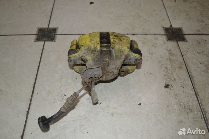 Тормозной суппорт перед лев Volkswagen Passat B3