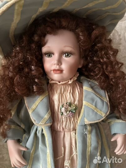 Кукла фарфоровая