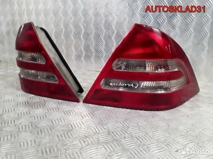 Фонарь задний Mercedes Benz W203 Седан 2038200164