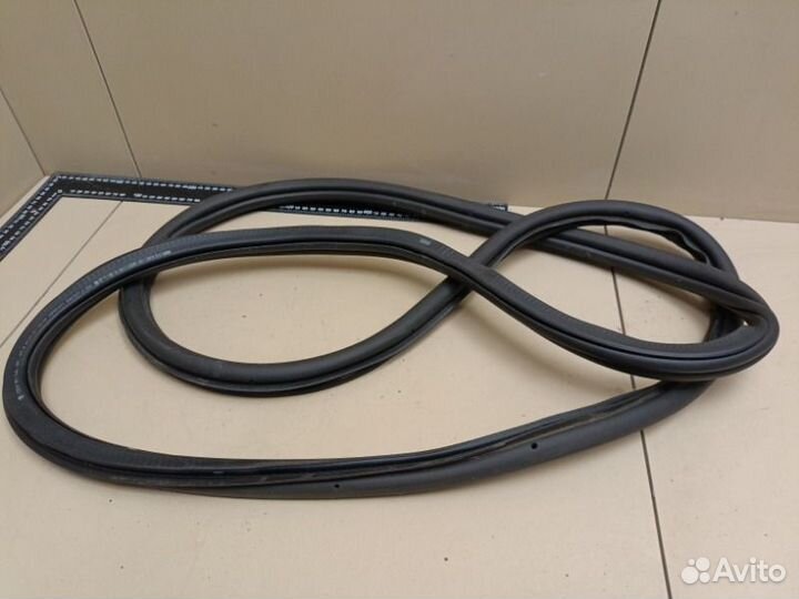 Уплотнитель дверного проема задний левый Skoda