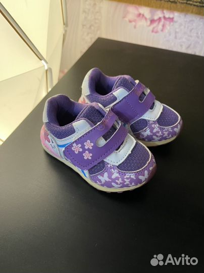 Кроссовки для девочки 20 размер, тапочки в подарок