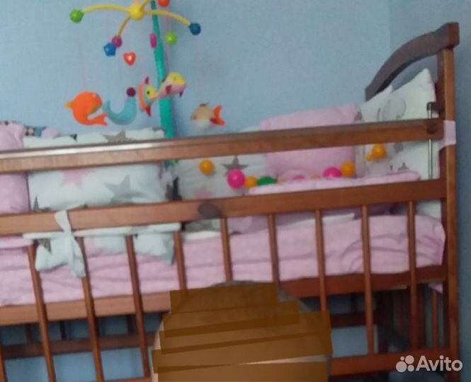 Детская кроватка с маятником