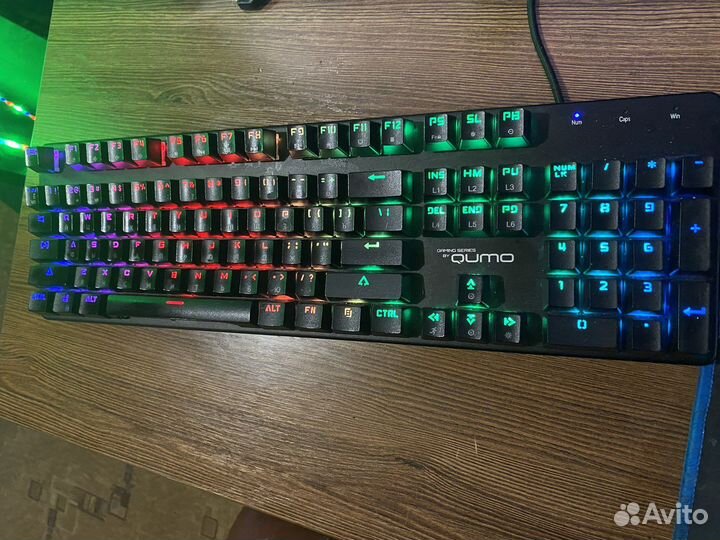 Игровая клавиатура механика с rgb qumo