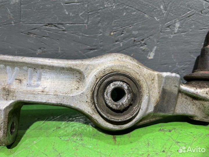 Рычаг подвески нижний левый Volkswagen Passat B5