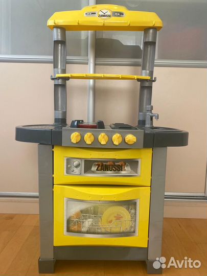 Детская игровая кухня Zanussi с посудой