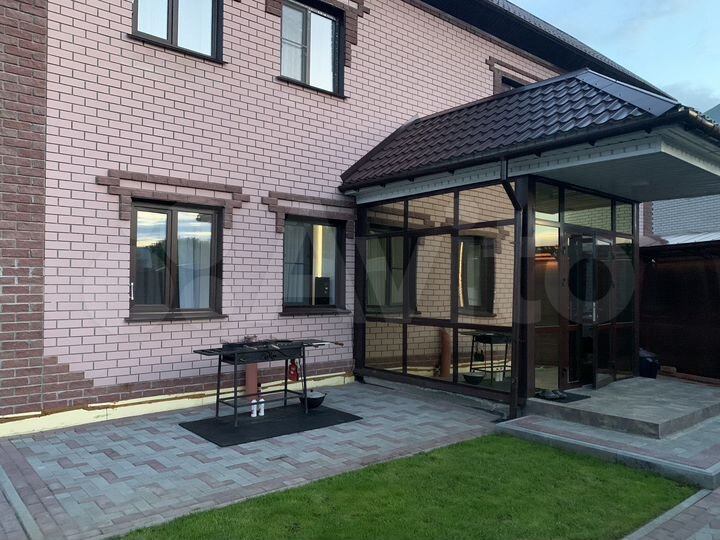 Коттедж 382 м² на участке 10 сот.