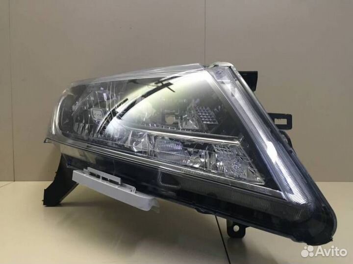 Фара правая Nissan Pathfinder