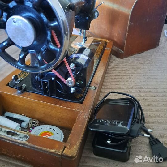 Швейная машинка с электроприводом