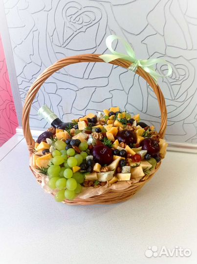 Корзина фрукты сыр, вкусный подарок