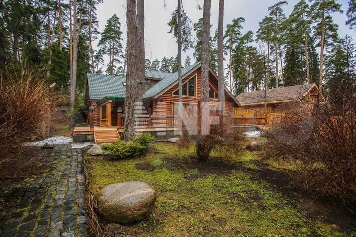 Дом 350 м² на участке 24 сот.