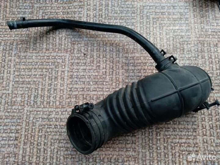 Патрубок воздушный 281381R010 Solaris 1 Rio 3