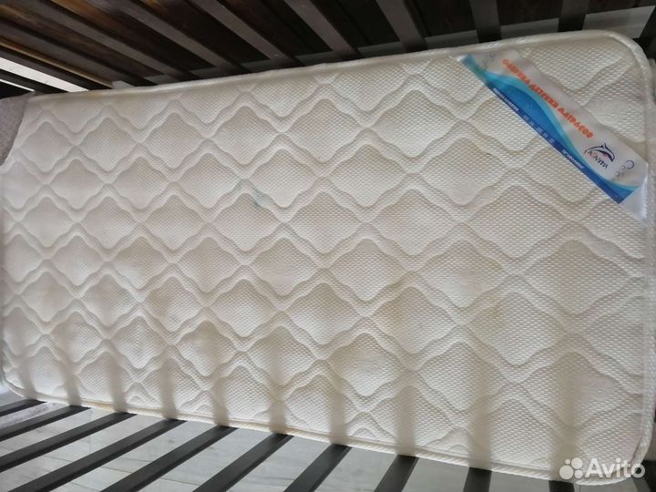 Детская кроватка с маятником и ящиком