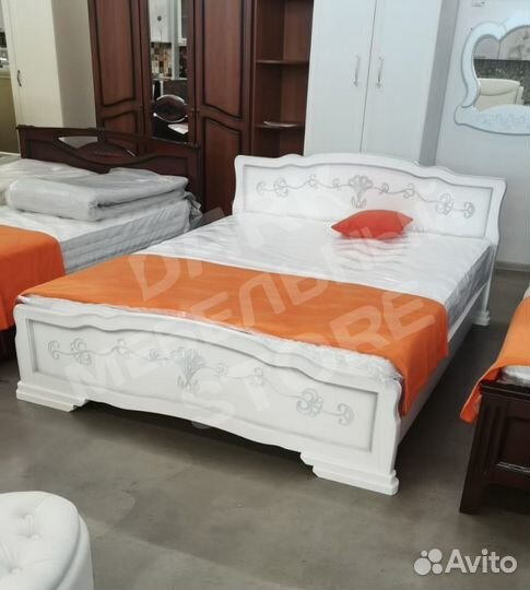 Кровать массив