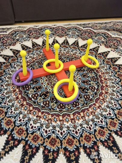 Игра забрось кольца на стольбики