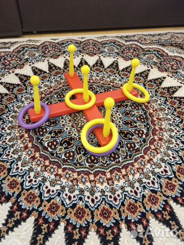 Игра забрось кольца на стольбики