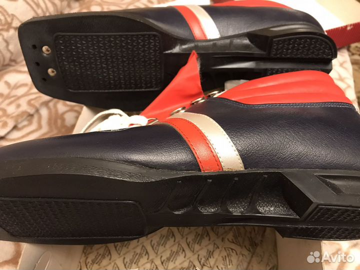 Лыжные ботинки ретро