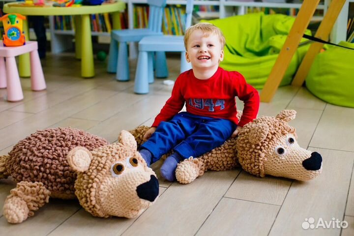 Вязанный детский пуфик из alize puffy