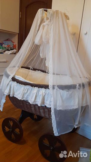 Колыбель из лозы на колёсах