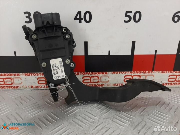 Педаль Ford Fiesta 5 2004 1530737