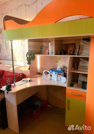 Детская кровать чердак со столом и шкафом