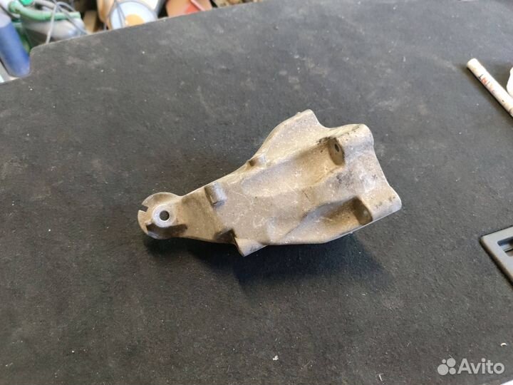 Кронштейн двигателя Mercedes-Benz C-Класс