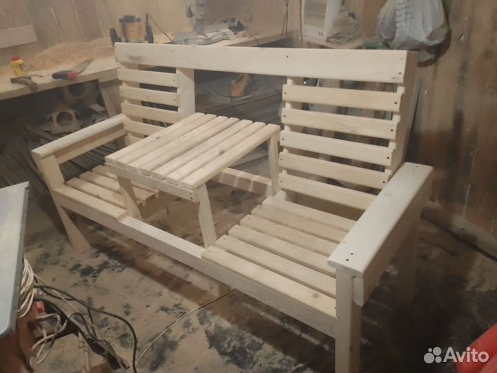 Скамейка со столиком