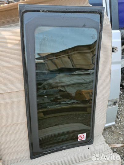 Стекло двери правое Mercedes-Benz Vito 639