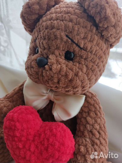 Плюшевый медведь вязаный с сердцем