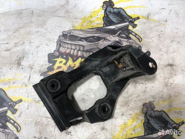 Кронштейн крыла левый Audi A6 C5 APR 2000