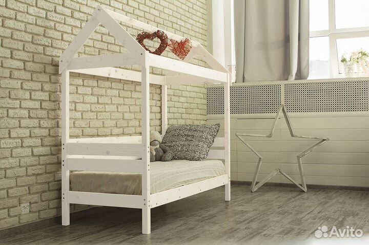 Кровать домик из массива