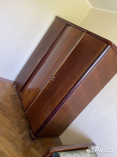 Старинный шкаф