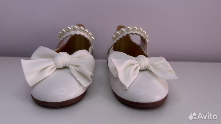 Белые детские туфли праздничные