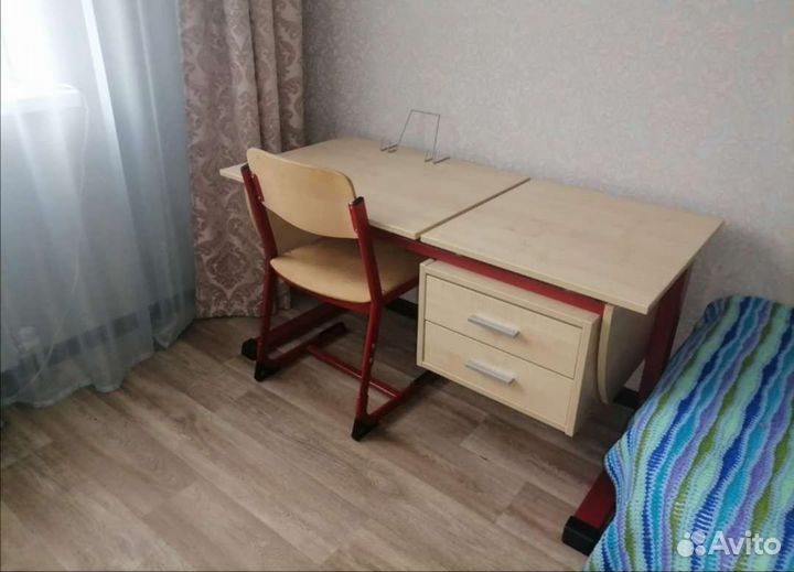 Детский письменный стол и стул
