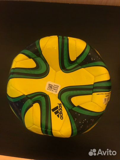 Футбольный мяч adidas brazuca