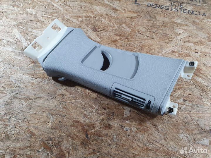 Обшивка центральной стойки правая верхняя Audi A8