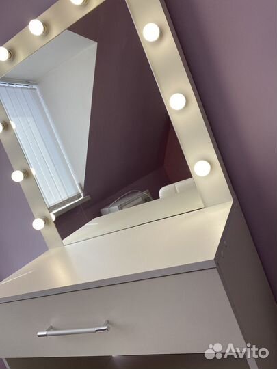 Гримёрный стол с зеркалом с подсветкой