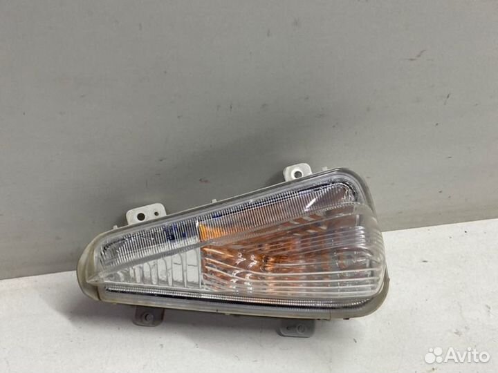 Поворотник в бампер передний левый Toyota Camry