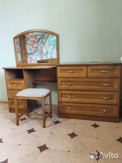 Продам спальный гарнитур