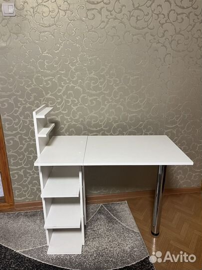 Маникюрный стол