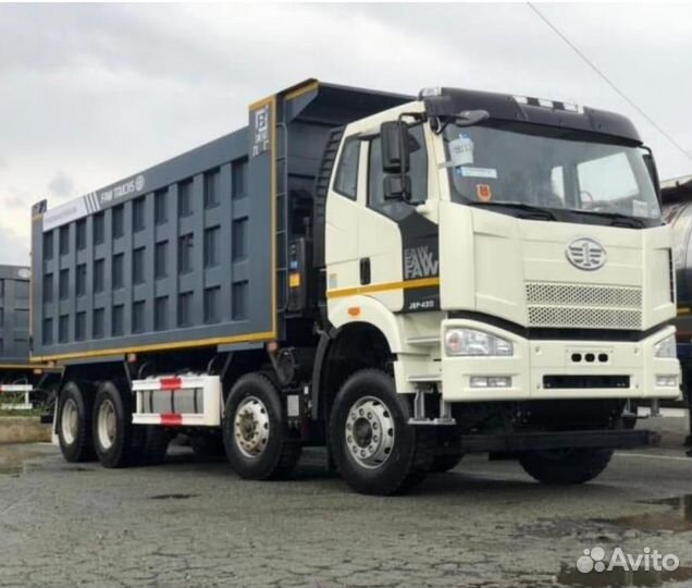 Водитель самосвала