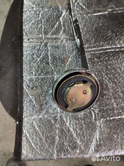 Крышка бака на волгу с ключом