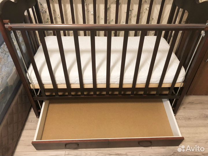 Детская кроватка с маятником и ящиком