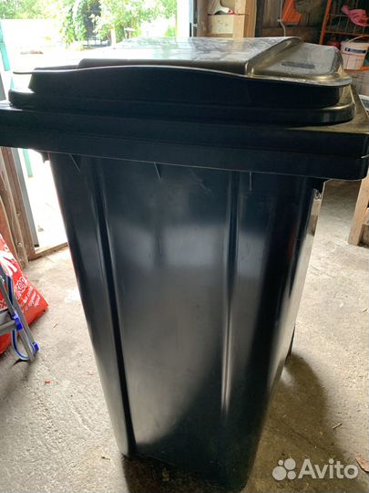 Мусорный бак на колесах