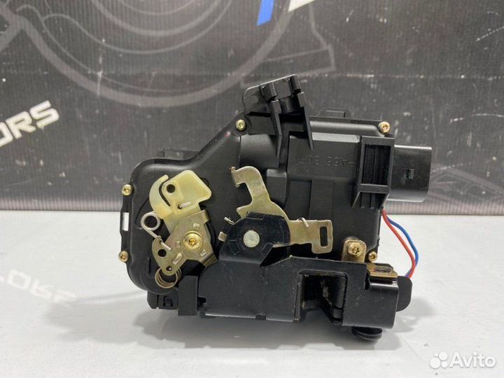 Замок двери передний левый Audi A6 C5 APR 2000