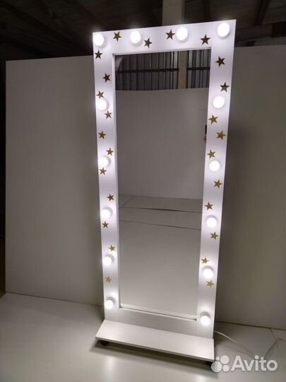 Гримерное зеркало с лампочками