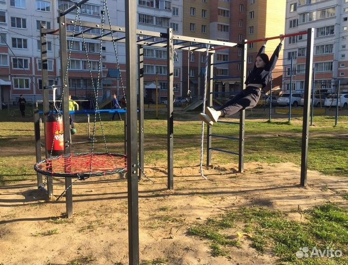 Уличный спорткомплекс с качелью