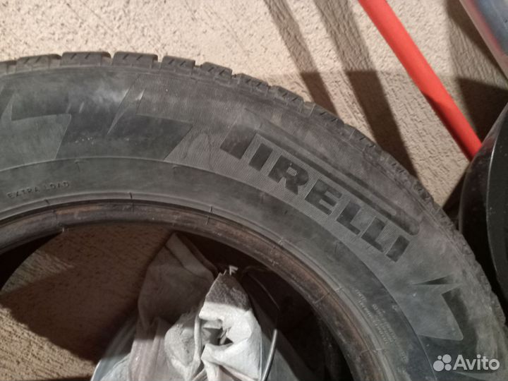 Pirelli Ice Zero 215/65 R16