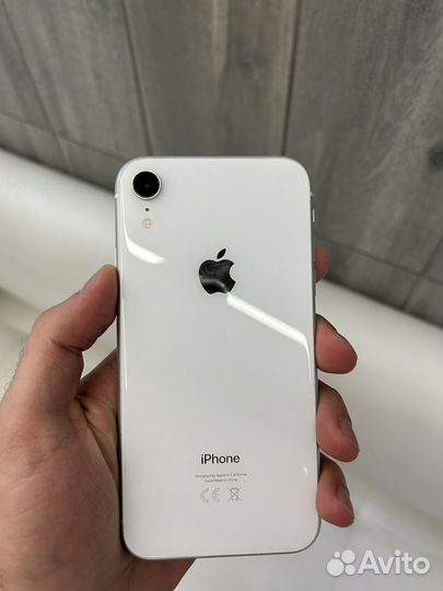Телефон iPhone XR белый
