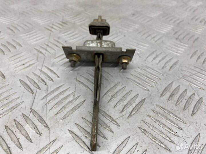 Б/У ограничитель двери задний левый Mazda Demio