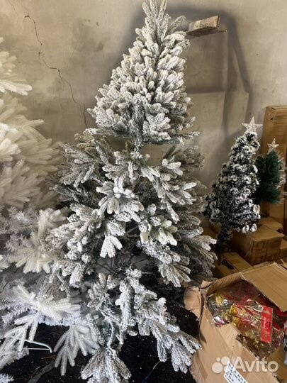 Ёлка литая в снегу + комплект игрушек